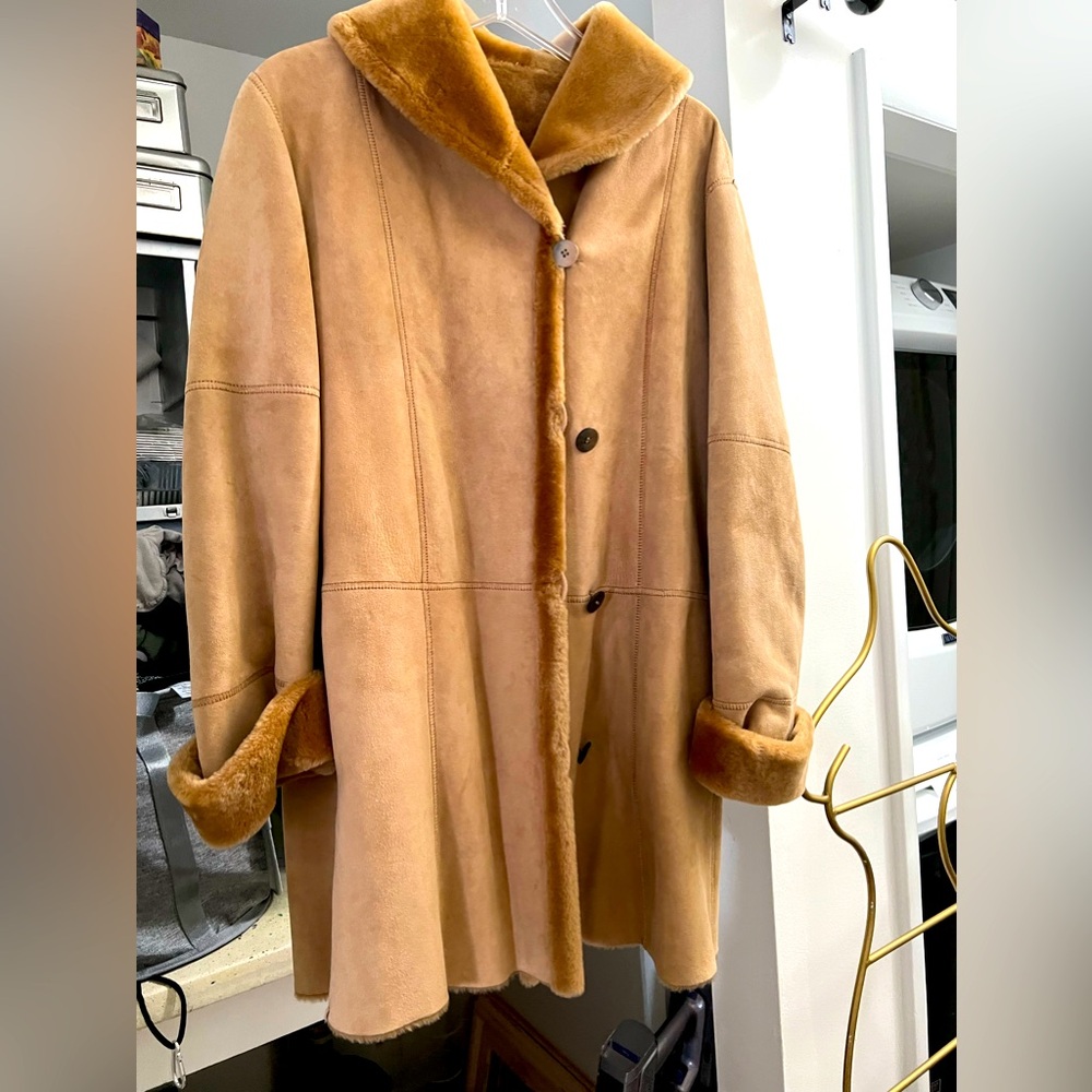 Vintage shearling coat in warm camel color. Size S-M